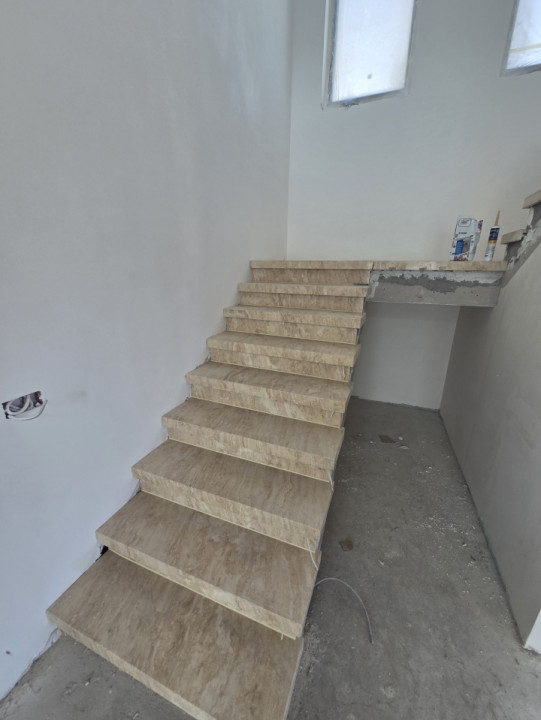 Casă modernă, curte amenajată 