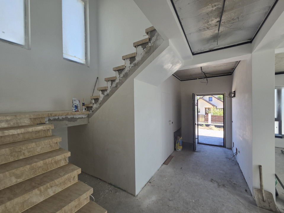 Casă modernă, curte amenajată 
