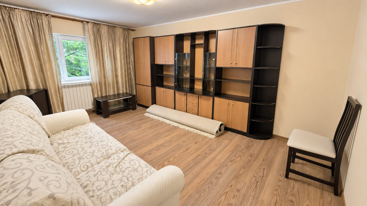 3 camere Cug, lângă școala 42, etaj intermediar 