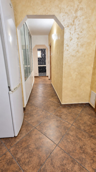 3 camere Cug, lângă școala 42, etaj intermediar 