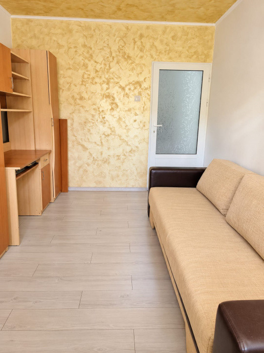 3 camere Cug, lângă școala 42, etaj intermediar 