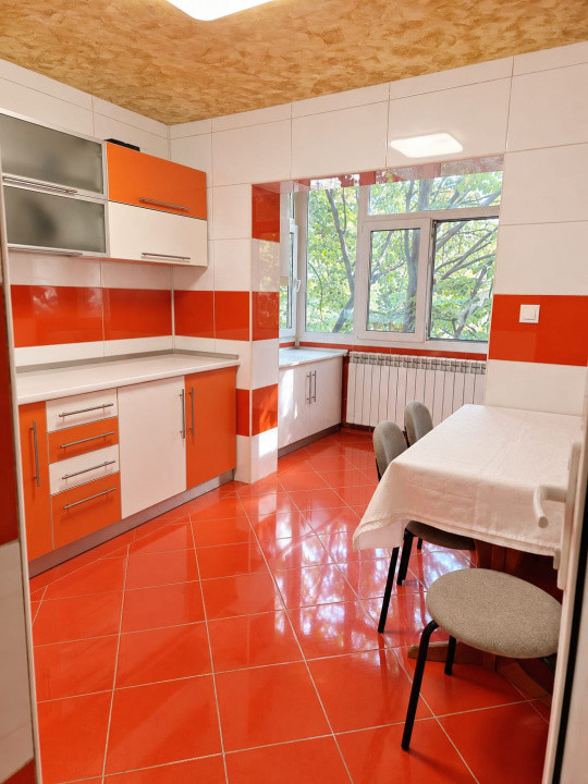 3 camere Cug, lângă școala 42, etaj intermediar 