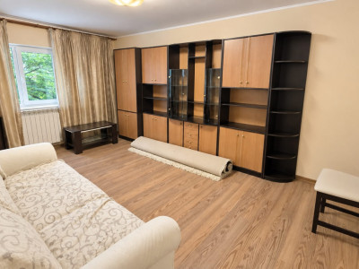 3 camere Cug, lângă școala 42, etaj intermediar 