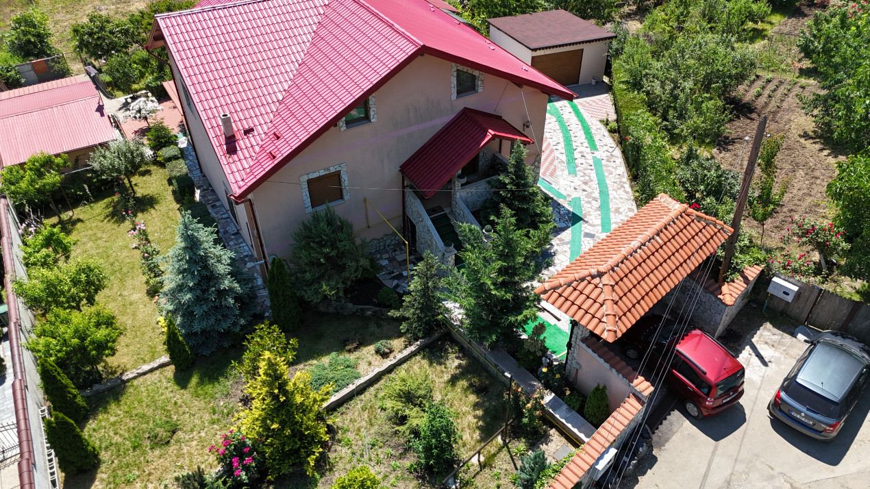 Vilă superbă, construcție 2015, P+1+M, 2835 mp de teren - Huși