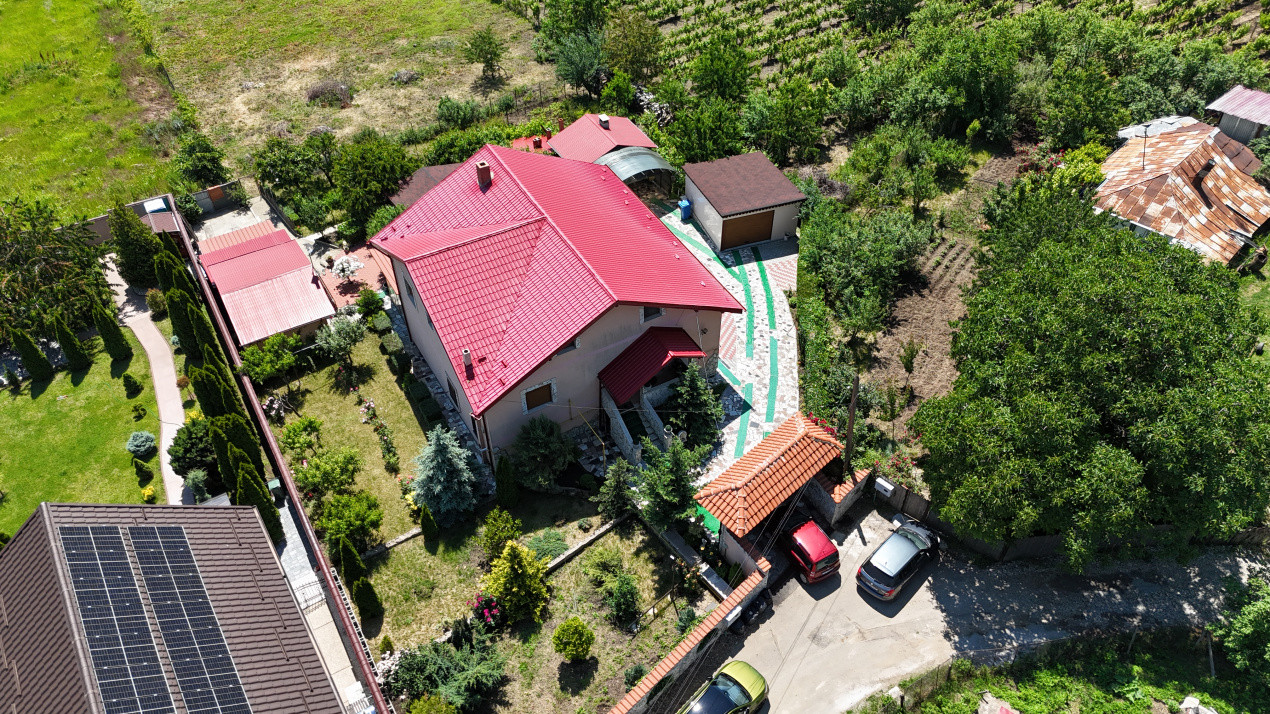 Vilă superbă, construcție 2015, P+1+M, 2835 mp de teren - Huși