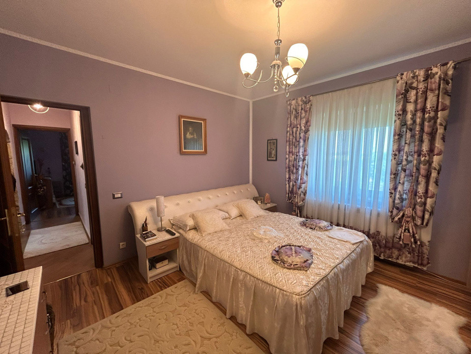 Vilă superbă, construcție 2015, P+1+M, 2835 mp de teren - Huși