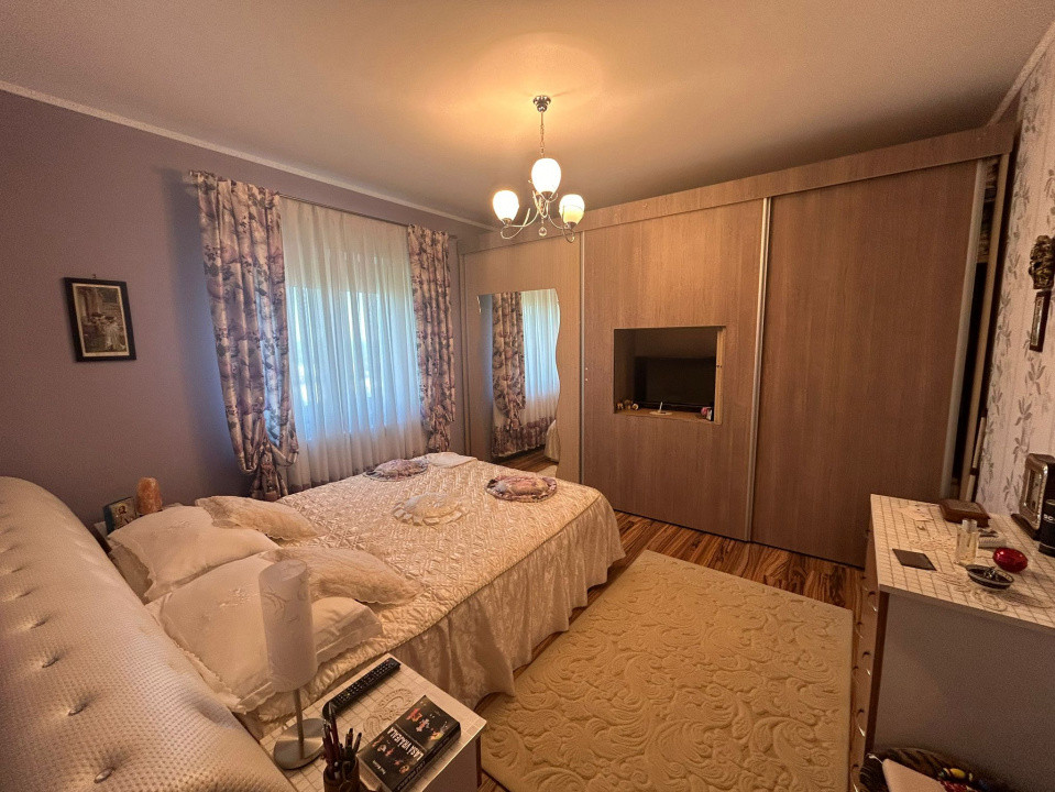Vilă superbă, construcție 2015, P+1+M, 2835 mp de teren - Huși