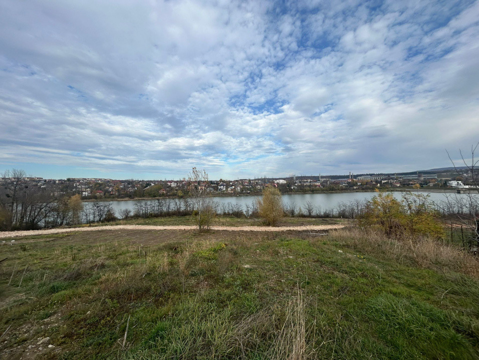 Malul lacului Ezareni, 977 mp-Intrvilan