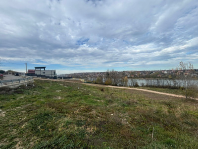 Malul lacului Ezareni, 681 mp-Intrvilan