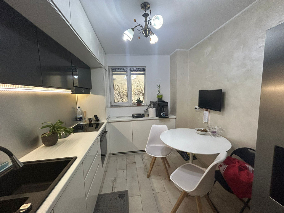 Casă elegantă, centrală – 5 camere, garaj, teren 239 mp – Iași