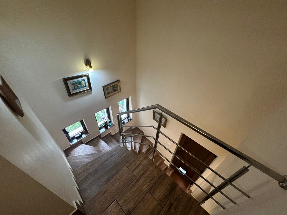 Casă elegantă, centrală – 5 camere, garaj, teren 239 mp – Iași