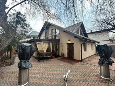 Casă elegantă, centrală – 5 camere, garaj, teren 239 mp – Iași