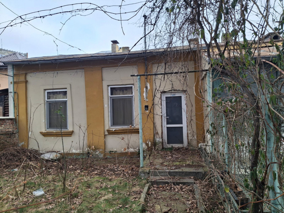 Corp de casa cu potential comercial sau rezidential Tatarasi - Piata Chirila