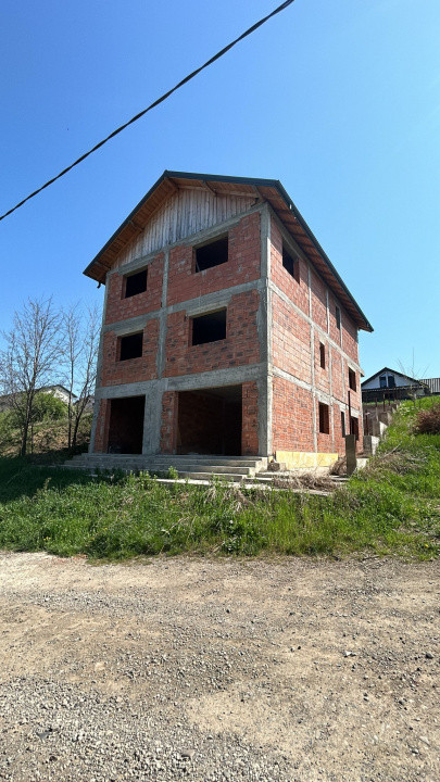 Triplex 262 mp utili, la rosu, 525 mp teren - Valea Lupului