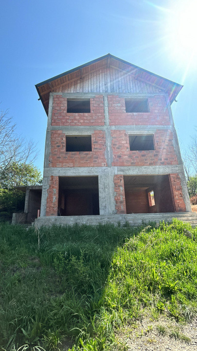 Triplex 262 mp utili, la rosu, 525 mp teren - Valea Lupului