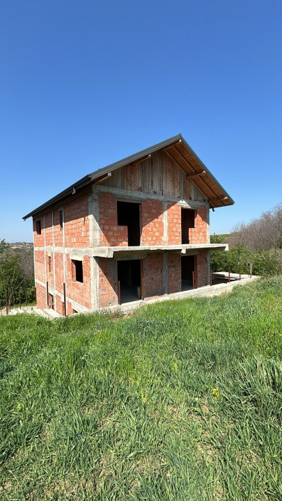 Triplex 262 mp utili, la rosu, 525 mp teren - Valea Lupului