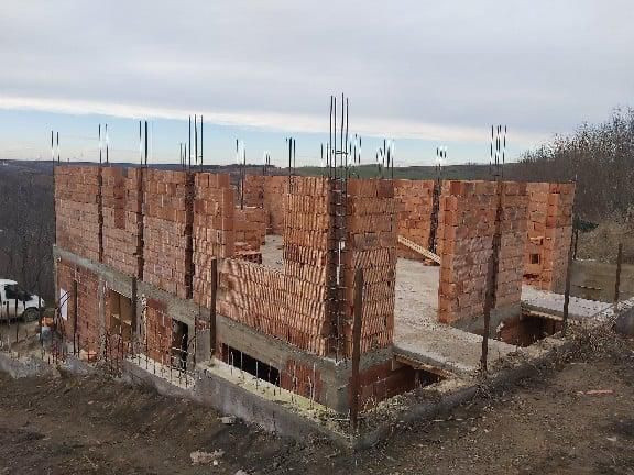 Triplex 262 mp utili, la rosu, 525 mp teren - Valea Lupului