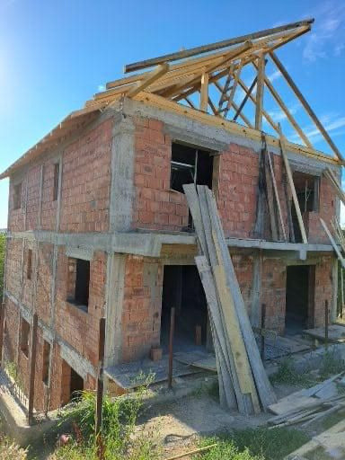Triplex 262 mp utili, la rosu, 525 mp teren - Valea Lupului