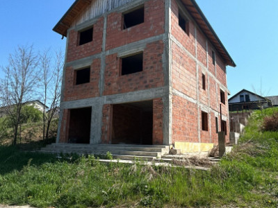 Triplex 262 mp utili, la rosu, 525 mp teren - Valea Lupului