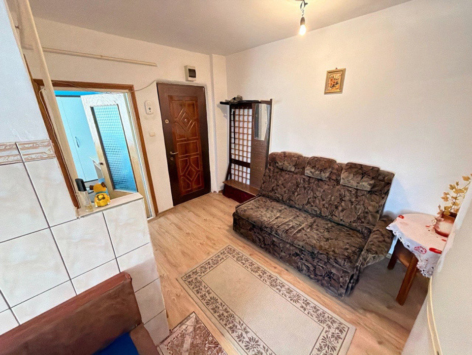 Apartament cu 2 camere situat in zona centrala la etajul 4 in Roman, jud. Neamt