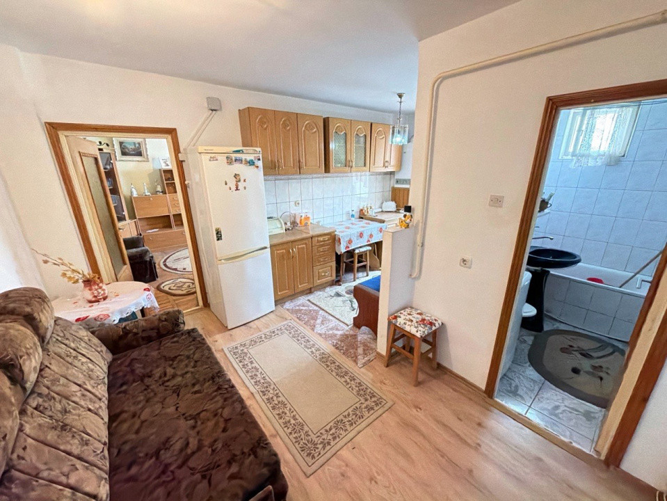 Apartament cu 2 camere situat in zona centrala la etajul 4 in Roman, jud. Neamt