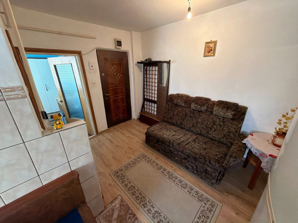 Apartament cu 2 camere situat in zona centrala la etajul 4 in Roman, jud. Neamt