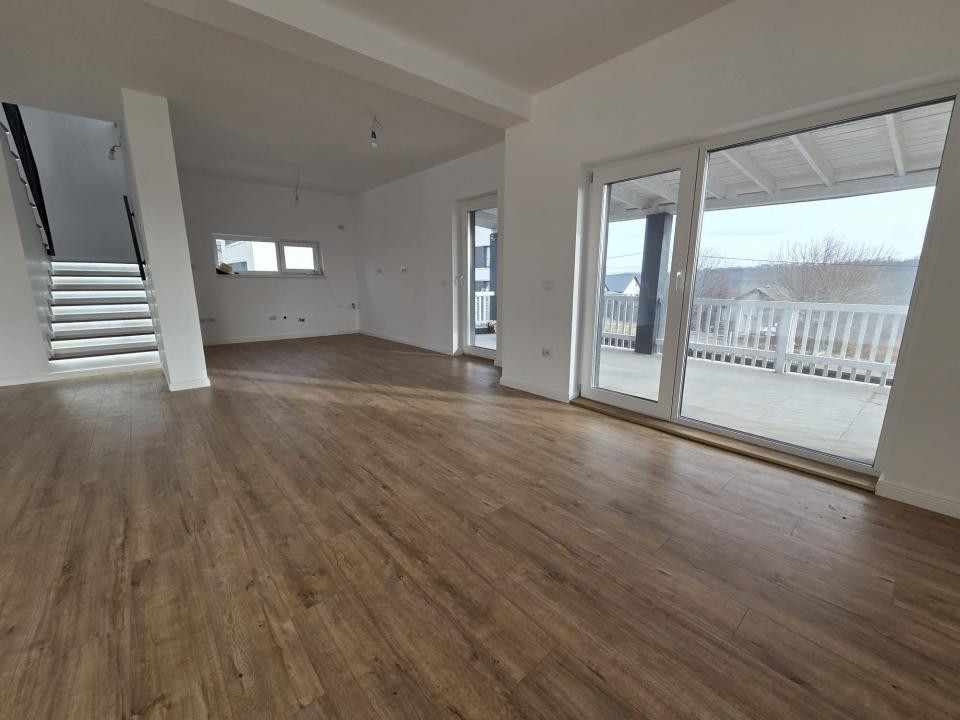 Casă modernă de vânzare în Valea Adâncă